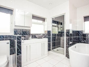Douche, sèche-cheveux, serviettes fournies