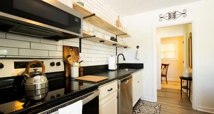 Cozy 2 Bed 2 Bath Retreat with Home Office. Near UT & DT Knoxville!