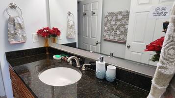 Dusj, hårføner, bidé og håndklær