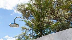 A shower with a curved head, mounted on a wall with a decorative pattern. - Villa Alba in Lefkada (Lefkada)