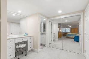 2 habitaciones, escritorio, tabla de planchar con plancha y wifi gratis