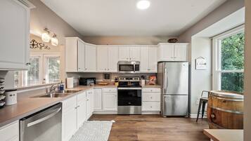 KylskÄp, mikrovÄgsugn, ugn och spishÀll