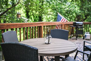 Outdoor dining - Walk to Harpers Ferry! Dog-friendly. Beautiful Views. (Harpers Ferry)