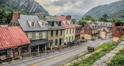 Walk to Harpers Ferry! Dog-friendly. Beautiful Views.