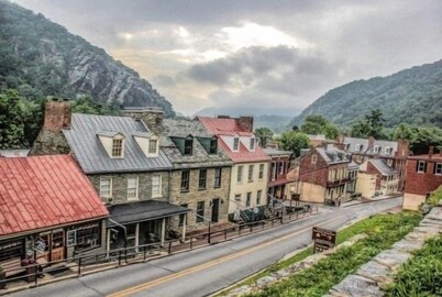 Walk to Harpers Ferry! Dog-friendly. Beautiful Views.