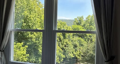 Walk to Harpers Ferry! Dog-friendly. Beautiful Views.