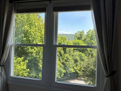 Walk to Harpers Ferry! Dog-friendly. Beautiful Views.