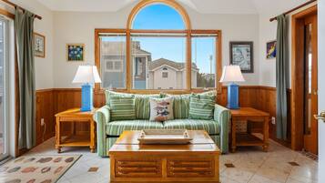 Una Smart TV, una chimenea, un futbolín, una mesa de tenis de mesa