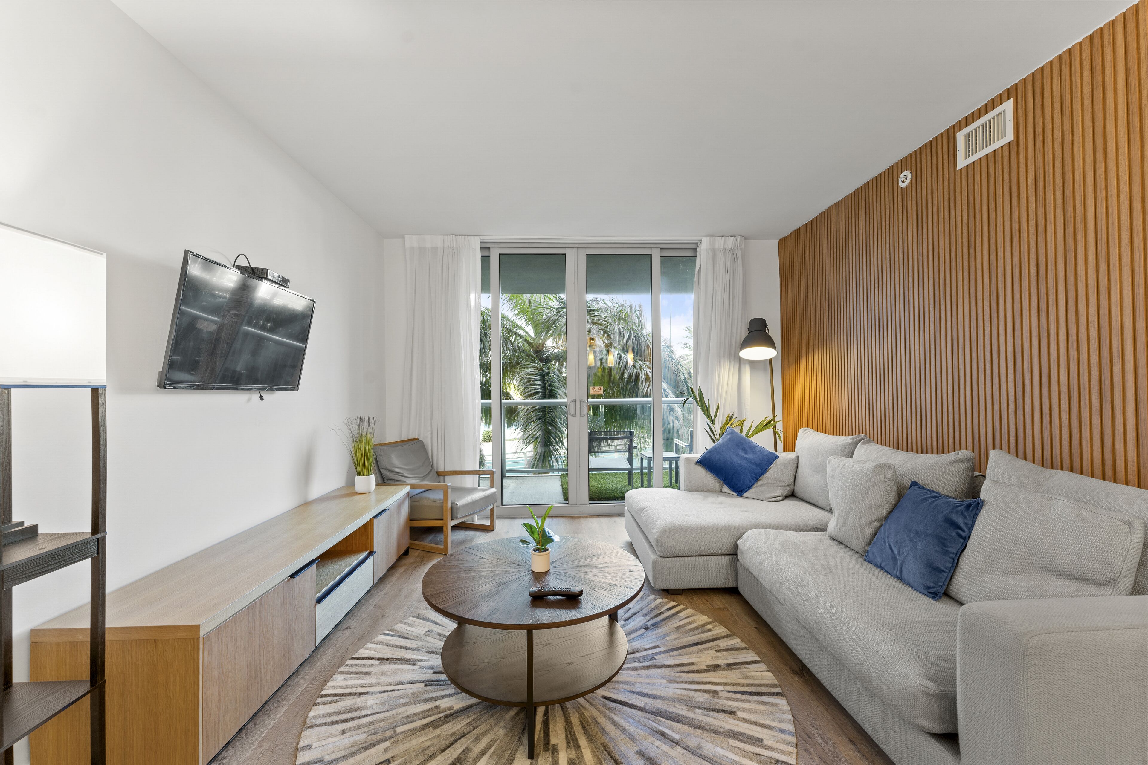 Amazing North BayView Condo with Kitchen