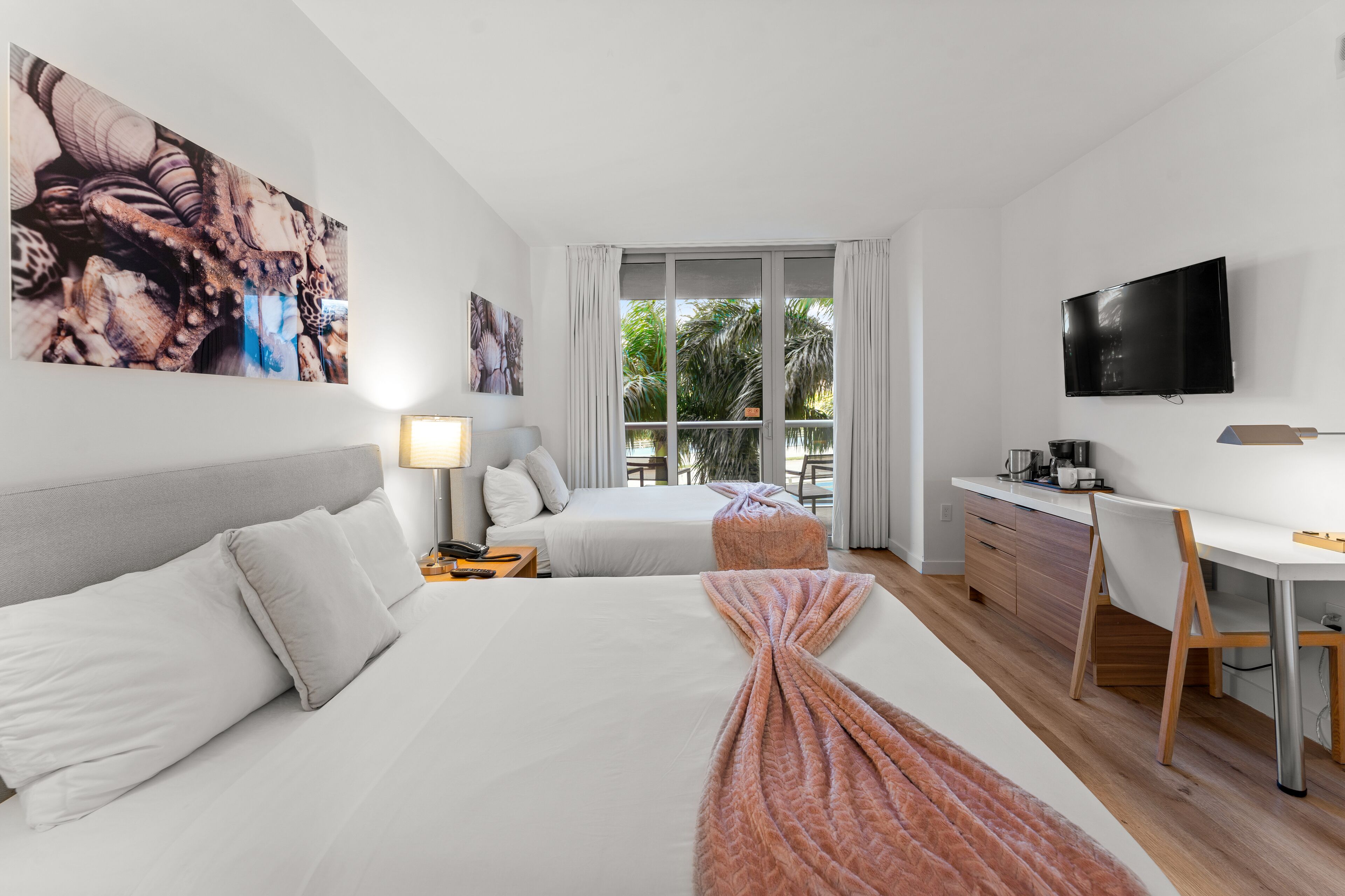 Great Contemporary Studio Suite few minutes walking from the Beach