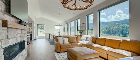 TV, fireplace, stereo