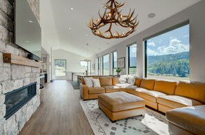 Televisión, chimenea y estéreo
