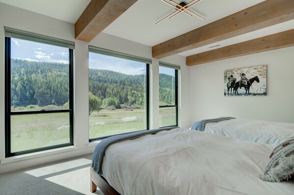 4 bedrooms, iron/ironing board, free WiFi, bed sheets