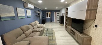 Cheerful 3bedroom villa with JACUZZI and great BAR