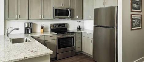 冷蔵庫、電子レンジ、オーブン、コンロ