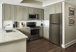 Fridge, microwave, oven, stovetop - Ocean Enclave by Hilton, 1 bedrm, ocean view Myrtle Beach, Aug 11-18, 2023 (Myrtle Beach)