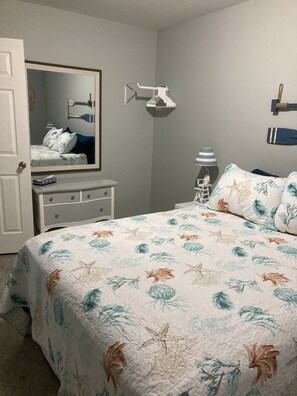 3 bedrooms, iron/ironing board, travel cot, free WiFi - Large family cottage steps from waters edge. (Pierceton)