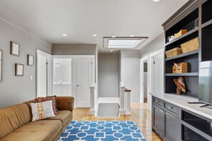 TV, books, offices - Spacious SF Haven: Cozy Bedrooms & Modern Kitchen - Safest neighborhood in SF (San Francisco)