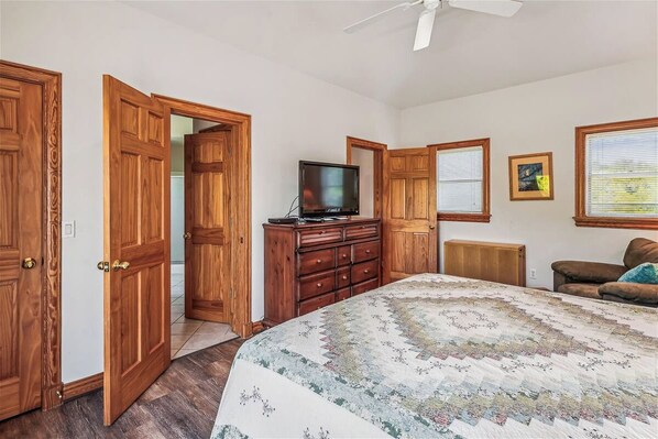 6 bedrooms, free internet, bed sheets