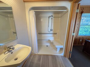 Ensemble baignoire-douche, serviettes fournies