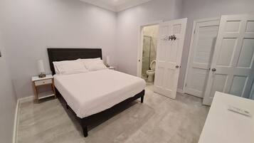 1 sovrum, skrivbord, strykjärn/strykbräda och resesäng