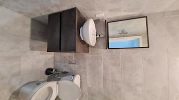 Douche, sèche-cheveux, serviettes fournies, savon