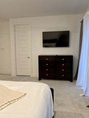 Room - Modern Home a few minutes from Legacy Plano (Plano)