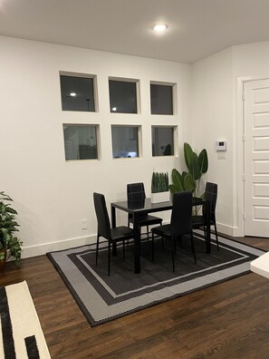 Dining - Modern Home a few minutes from Legacy Plano (Plano)