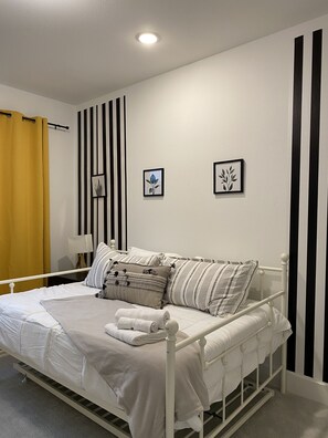 Room - Modern Home a few minutes from Legacy Plano (Plano)