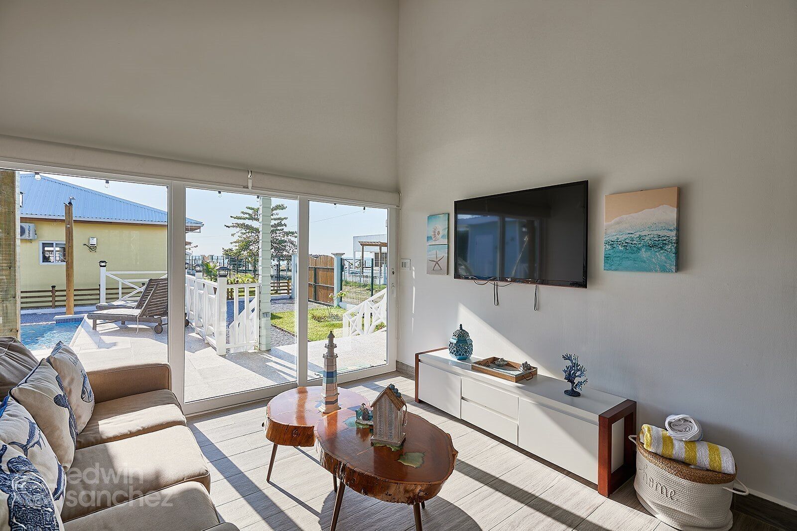 Smart TV, livros, aparelho de som