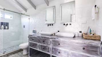 Douche, sĂšche-cheveux, serviettes fournies, savon