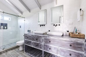 Douche, sèche-cheveux, serviettes fournies, savon