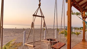 Na praia, espreguiçadeiras, toalhas de praia