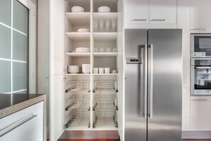 Interior - Renovated Les Corts 2BR w/ Balcony, by Blueground (Barcelona)