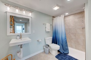 Combined shower/bathtub, hair dryer, towels