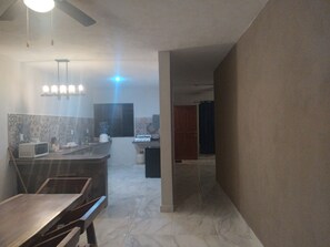 Refrigerador, microondas, utensilios de cocina y comedor