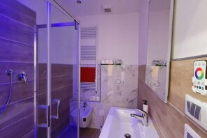 Dusche, Haartrockner, Bidet, Handtücher