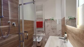 Dusche, Haartrockner, Bidet, Handtücher