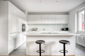 Fridge, microwave, oven, stovetop - Luxe Vorstädte 3.5 Room w/ W/D & Storage, 2 min to Market, by Blueground (Basel)