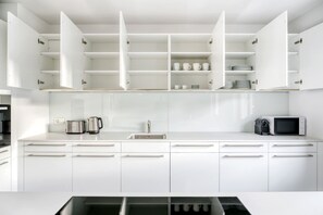 Kjøleskap, mikrobølgeovn, ovn og kokeplater