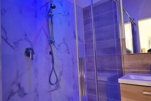 Dusche, Haartrockner, Bidet, Handtücher