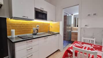 Kühlschrank, Mikrowelle, Wasserkocher mit Kaffee-/Teezubehör