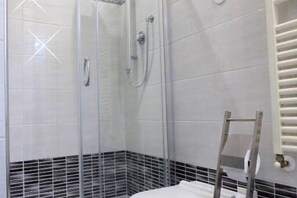 Een douche, een haardroger, een bidet, handdoeken
