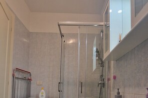Regadera, secadora de cabello, bidet, toallas 