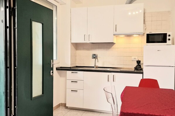 Fridge, microwave, coffee/tea maker, cookware/dishes/utensils - Fiorilli House-Fiera District-Private Parking-Bicycle Storage (Bologna)