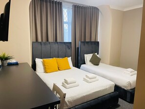 Deluxe Triple Room | Hypo-allergenic bedding, soundproofing, iron/ironing board, free WiFi - Woodford Hotel (London)