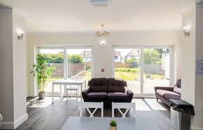 Deluxe Double Room | Executive lounge - Woodford Hotel (London)