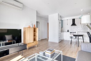 TV, stereo - Amazing Chamartín 1BR, near Real Madrid Stadium, by Blueground (Madrid)
