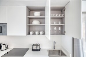 Fridge, microwave, oven, stovetop - Amazing Retiro 1BR, in the best area of Madrid, by Blueground (Madrid)