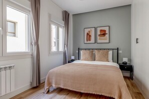 3 bedrooms, iron/ironing board, WiFi, bed sheets - Immpecable Salamanca 3BR, by Blueground (Madrid)